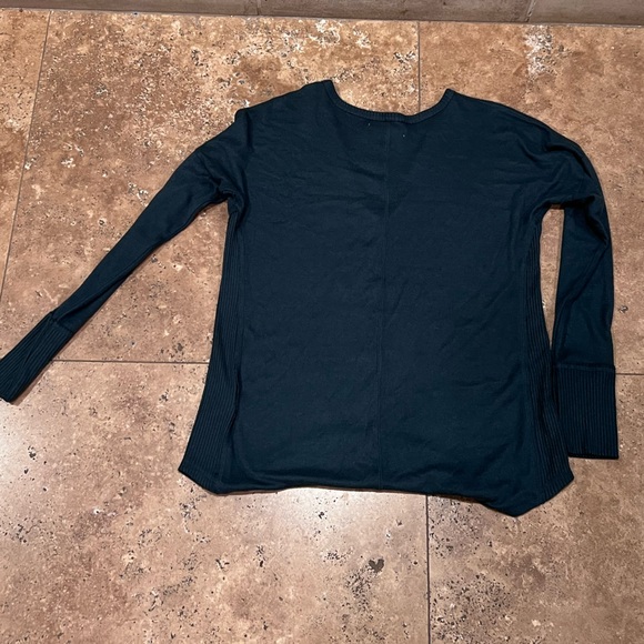 Women’s Abercrombie & Fitch Deep Green Long Sleeve V-Neck Top - Picture 2 of 3